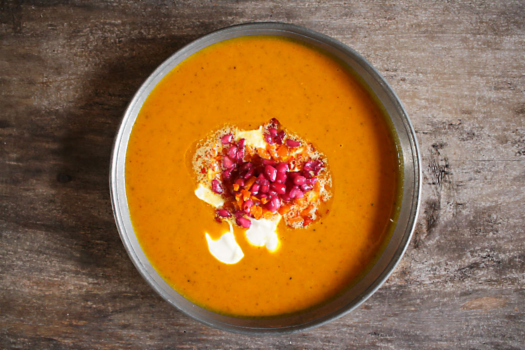 Kürbispuffer mit Granatapfel, Fetakäse und Koriander