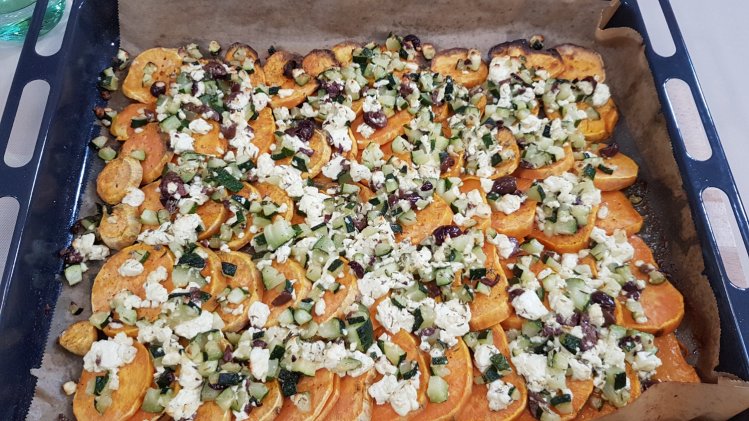 Gebackene Süßkartoffeln mit Tomatensalat