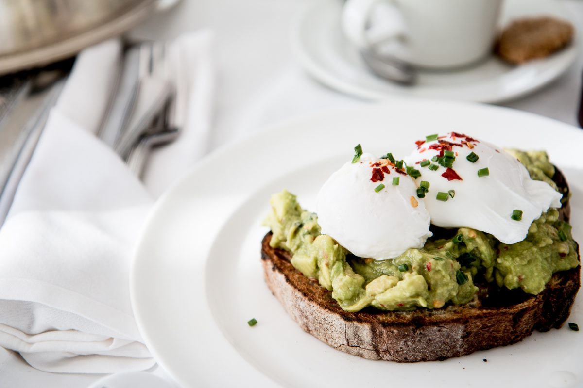 Avocado-Brot mit pochiertem Ei